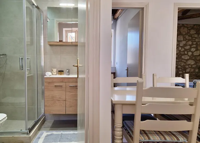Dom wakacyjny Alekos Cozy Stone 2br Karya Center