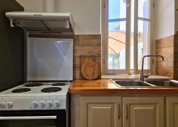 Dom wakacyjny Alekos Cozy Stone 2br Karya Center Kariá