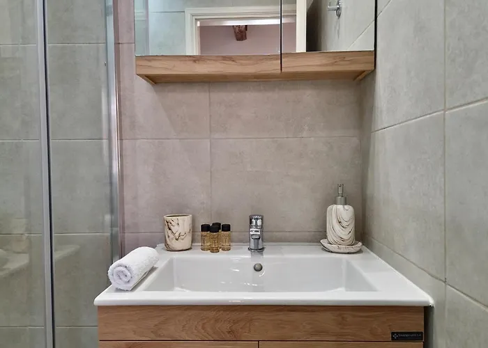 Alekos Cozy Stone 2br Karya Center